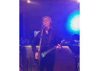 Ο Κώστας Τουρνάς τραγουδάει “Όμορφη, είσαι όμορφη” και ξεσηκώνει το El Barrio  – Video