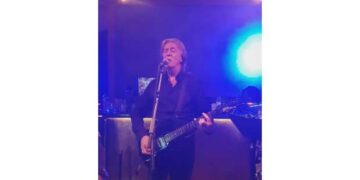 Ο Κώστας Τουρνάς τραγουδάει “Όμορφη, είσαι όμορφη” και ξεσηκώνει το El Barrio  – Video