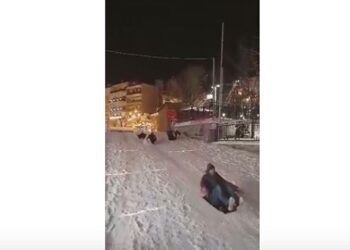 Είναι τρελοί αυτοί οι Κοζανίτες! Κάνουν τσουλήθρα στο χιόνι μέσα στην κεντρική πλατεία! (video)