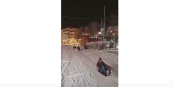 Είναι τρελοί αυτοί οι Κοζανίτες! Κάνουν τσουλήθρα στο χιόνι μέσα στην κεντρική πλατεία! (video)