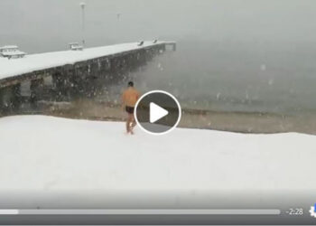 Χαλκιδική: Ο “τρελός” που βούτηξε για μπάνιο στα παγωμένα νερά παρά τη χιονόπτωση (Video)