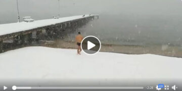 Χαλκιδική: Ο “τρελός” που βούτηξε για μπάνιο στα παγωμένα νερά παρά τη χιονόπτωση (Video)