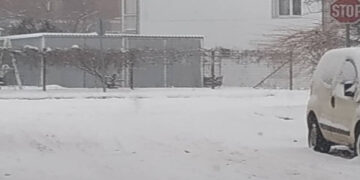 Συνεχίζεται η σφοδρή χιονόπτωση στην Πτολεμαΐδα – Το έστρωσε και συνεχίζει (video)