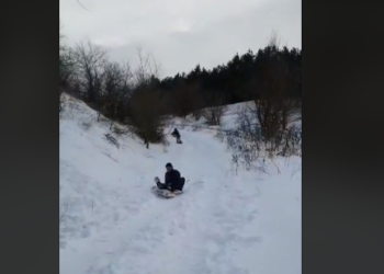 Αυτοσχέδιο έλκηθρο και παιχνίδια στο χιόνι στον Περδίκκα Εορδαίας! Δείτε video!