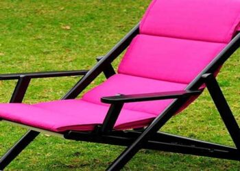 Μια καρέκλα δίπλα στο κρεβάτι  – Γράφει η Πίστη Κρυσταλλίδου