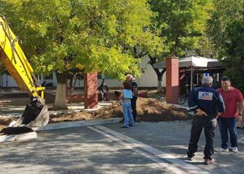 Κλείνουν επιτέλους οι “λακκούβες” των σιντριβανιών στην πλατεία Πτολεμαΐδας – ΦΩΤΟΓΡΑΦΙΕΣ