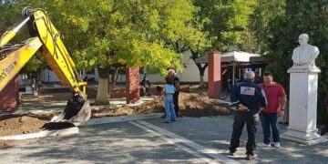 Κλείνουν επιτέλους οι “λακκούβες” των σιντριβανιών στην πλατεία Πτολεμαΐδας – ΦΩΤΟΓΡΑΦΙΕΣ