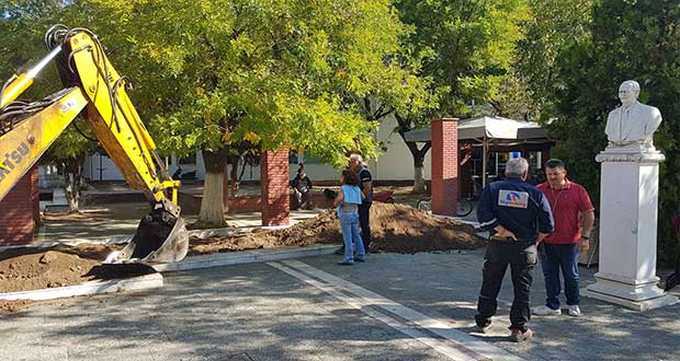 Κλείνουν επιτέλους οι “λακκούβες” των σιντριβανιών στην πλατεία Πτολεμαΐδας – ΦΩΤΟΓΡΑΦΙΕΣ