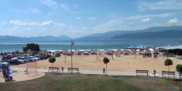 Δείτε πως αξιοποιούν οι βόρειοι γείτονες μας τις λίμνες – Σημαντικές υποδομές, ξέφρενα πάρτυ και χιλιάδες κόσμου στις παραλίες!