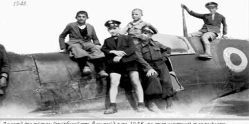 Μικροί μαθητές πάνω στην άτρακτο πολεμικού αεροσκάφους το 1948 / Από τη στήλη του κ. Γ. Καζαντζή στον Παλμό 23/10/2019