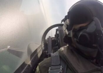 Θεσσαλονίκη: Συγκίνησε ο πιλότος του F-16 της ομάδας Ζευς: Τούτος ο λαός δεν γονατίζει παρά μόνο μπροστά στους νεκρούς του