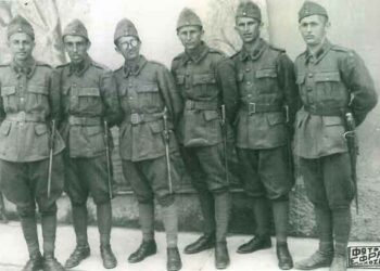 Φωτογραφία με έξι Κοζανίτες στον πόλεμο του ’40- Γράφει ο Γιάννης Κορκάς