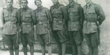 Φωτογραφία με έξι Κοζανίτες στον πόλεμο του ’40- Γράφει ο Γιάννης Κορκάς