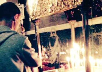 Οι τοίχοι στα νοσοκομεία έχουν ακούσει τις περισσότερες προσευχές – Γράφει η Πίστη Κρυσταλλίδου