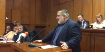 “Κεραυνοί” Πλακεντά στο Περιφερειακό Συμβούλιο για τη ΔΕΗ: «Γιατί όλοι το 2050 και εμείς το 2028;» (video)
