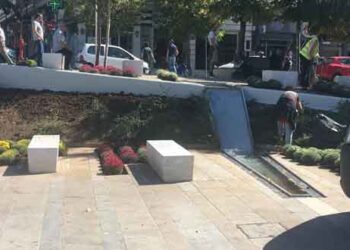 Εργασίες καλλωπισμού στην κεντρική πλατεία Κοζάνης (φωτο)