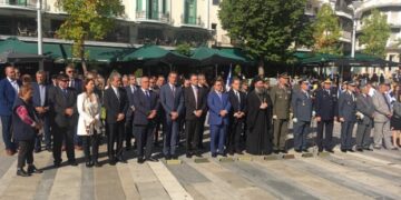 Επιμνημόσυνη δέηση και καταθέσεις στεφάνων στην κεντρική πλατεία για την επέτειο απελευθέρωσης της Κοζάνης