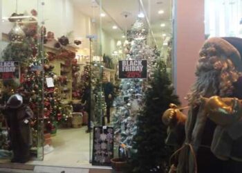 Ο κόσμος απόλαυσε τη Black Friday στην πόλη της Πτολεμαΐδας (video)