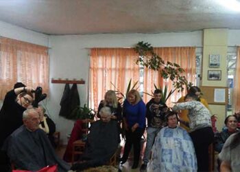 Πτολεμαΐδα: Το ΙΕΚ κομμωτικής επισκέφτηκε το Β΄ΚΑΠΗ – Φροντίδα των μαλλιών των ηλικιωμένων