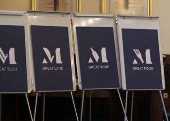 Ο Κυριάκος Μητσοτάκης μετά την παρουσίαση του εμπορικού σήματος των Μακεδονικών προϊόντων