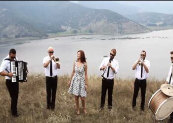 Δείτε το παραδοσιακό τραγούδι “Το Μαντηλάκι” που τραγουδάει η Πτολεμαϊδιώτισσα Τζιάνα Αγιοστρατίδου και το video clip είναι γυρισμένο στην Ολυμπιάδα (video)