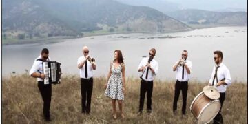 Δείτε το παραδοσιακό τραγούδι “Το Μαντηλάκι” που τραγουδάει η Πτολεμαϊδιώτισσα Τζιάνα Αγιοστρατίδου και το video clip είναι γυρισμένο στην Ολυμπιάδα (video)