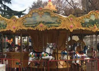 Καρουζέλ, τρενάκι και χριστουγεννιάτικα σπιτάκια στην κεντρική πλατεία Κοζάνης