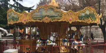 Καρουζέλ, τρενάκι και χριστουγεννιάτικα σπιτάκια στην κεντρική πλατεία Κοζάνης