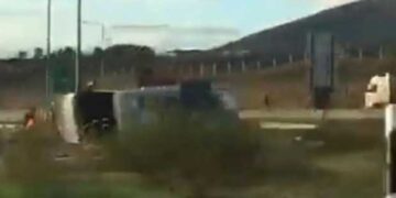 Τροχόσπιτο, με αυστριακό οδηγό, αναποδογύρισε στην Εγνατία Οδό, στον κόμβο της Καστοριάς (Βίντεο)