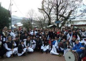 Γκέκηδες και κοκόνες ανήμερα της Πρωτοχρονιάς στην κεντρική πλατεία του Εμπορίου