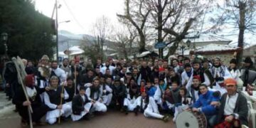 Γκέκηδες και κοκόνες ανήμερα της Πρωτοχρονιάς στην κεντρική πλατεία του Εμπορίου