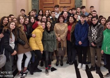 Τους μαθητές του 4ου Γυμνασίου Κοζάνης υποδέχθηκε στη Βουλή η Παρασκευή Βρυζίδου