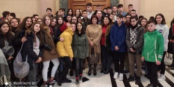 Τους μαθητές του 4ου Γυμνασίου Κοζάνης υποδέχθηκε στη Βουλή η Παρασκευή Βρυζίδου