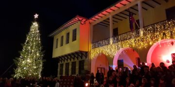 Σιάτιστα: Φωταγωγήθηκε το Χριστουγεννιάτικο δέντρο-Βίντεο