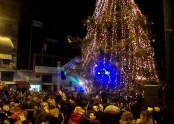Πλήθος κόσμου στη φωταγώγηση του Χριστουγεννιάτικου δέντρου στην πόλη της Φλώρινας