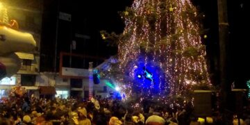 Πλήθος κόσμου στη φωταγώγηση του Χριστουγεννιάτικου δέντρου στην πόλη της Φλώρινας