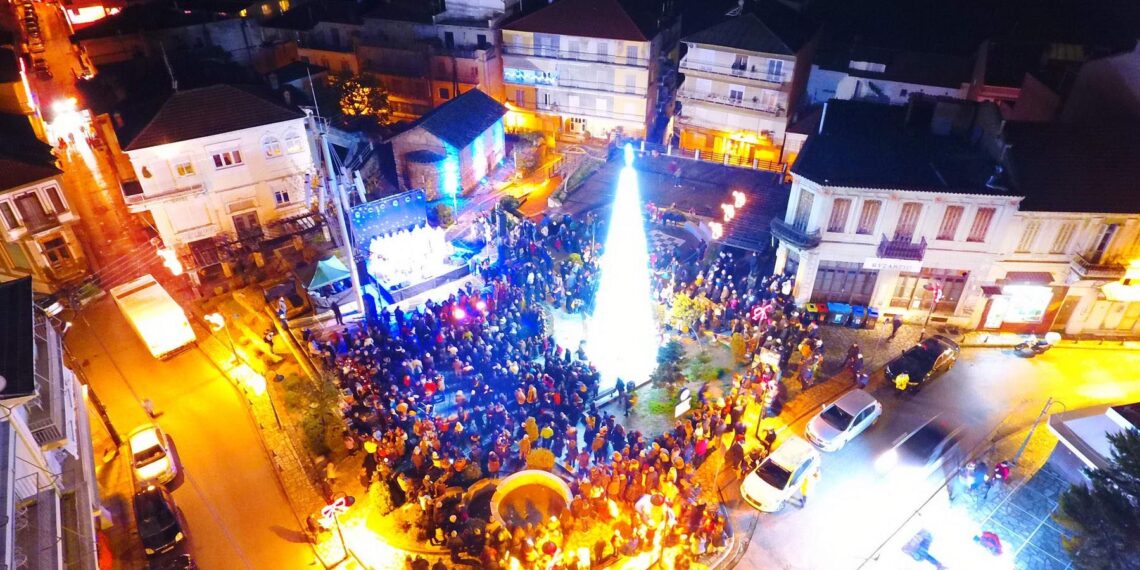Φωταγωγήθηκε το Χριστουγεννιάτικο Δέντρο – Η Καστοριά ξαναζωντανεύει και χαμογελά με χαρά κι αισιοδοξία!