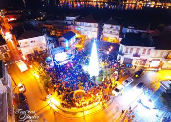 Φωταγωγήθηκε το Χριστουγεννιάτικο Δέντρο – Η Καστοριά ξαναζωντανεύει και χαμογελά με χαρά κι αισιοδοξία!