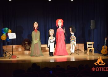 Με παραστάσεις γιγαντόκουκλας συνεχίστηαν οι εκδηλώσεις του δήμου Φλώρινας «Χριστουγεννιάτικες Φωτιές στη Φλώρινα»