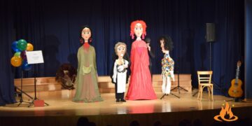 Με παραστάσεις γιγαντόκουκλας συνεχίστηαν οι εκδηλώσεις του δήμου Φλώρινας «Χριστουγεννιάτικες Φωτιές στη Φλώρινα»