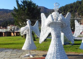 Οι πρώτες φωτογραφίες από την προετοιμασία για το χριστουγεννιάτικο στολισμό στην Καστοριά