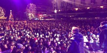 Κοζάνη: Με πυροτεχνήματα η έναρξη της “Λευκής Νύχτας” – Το αδιαχώρητο στη συναυλία Βαρδή – Λιανού (video-φωτο)