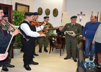 Παραδοσιακά κάλαντα στον Δήμαρχο Φλώρινας από τα μέλη της Στρατιωτική Μουσικής της 9ης Μηχανοποιημένης Ταξιαρχίας Πεζικού