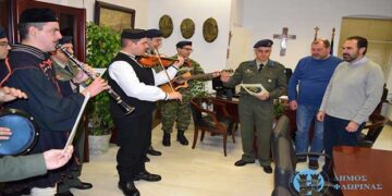 Παραδοσιακά κάλαντα στον Δήμαρχο Φλώρινας από τα μέλη της Στρατιωτική Μουσικής της 9ης Μηχανοποιημένης Ταξιαρχίας Πεζικού