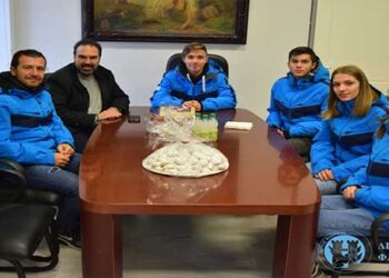 Με τους Φλωρινιώτες αθλητές που θα συμμετέχουν στους Χειμερινούς Ολυμπιακούς Αγώνες Νέων συναντήθηκε ο Δήμαρχος Φλώρινας
