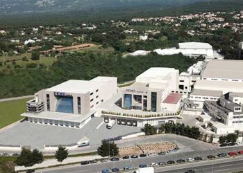 DEMO ABEE: Η πρώτη εταιρεία παγκοσμίως που παρήγαγε νοσοκομειακή αντιβίωση – σύνθετα μόρια σε πλαστικό περιέκτη        