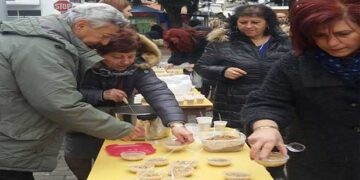 Ένα παραδοσιακό κέρασμα από τη Θρακική Εστία Εορδαίας δέχτηκαν σήμερα οι κάτοικοι της Πτολεμαΐδας στο πλαίσιο εκδήλωσης που διοργάνωσε ο Σύλλογος στην Κεντρική Πλατεία με αφορμή την αναβίωση του εθίμου της “Βαρβάρας”