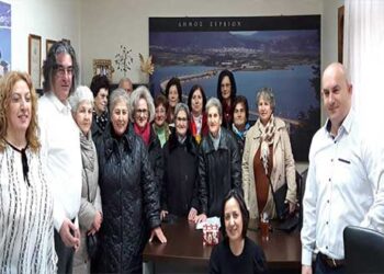 Κάλαντα από το ΚΑΠΗ και τους μαθητές του Λυκείου Σερβίων στο Δήμαρχο Σερβίων, Χ. Ελευθερίου