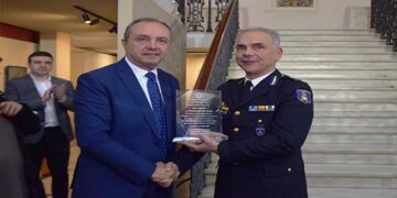 Θ. Καράογλου: “Οι πυροσβέστες και οι εθελοντικές ομάδες διδάσκουν καθημερινά την έννοια του ανθρωπισμού και της αλληλεγγύης”