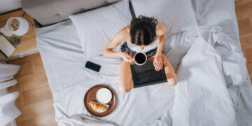 Θεσσαλονίκη: Φοιτήτρια από την Πτολεμαΐδα βρήκε κρυφή κάμερα στο υπνοδωμάτιο του Airbnb που νοίκιαζε – Τι ισχυρίζεται ο ιδιοκτήτης